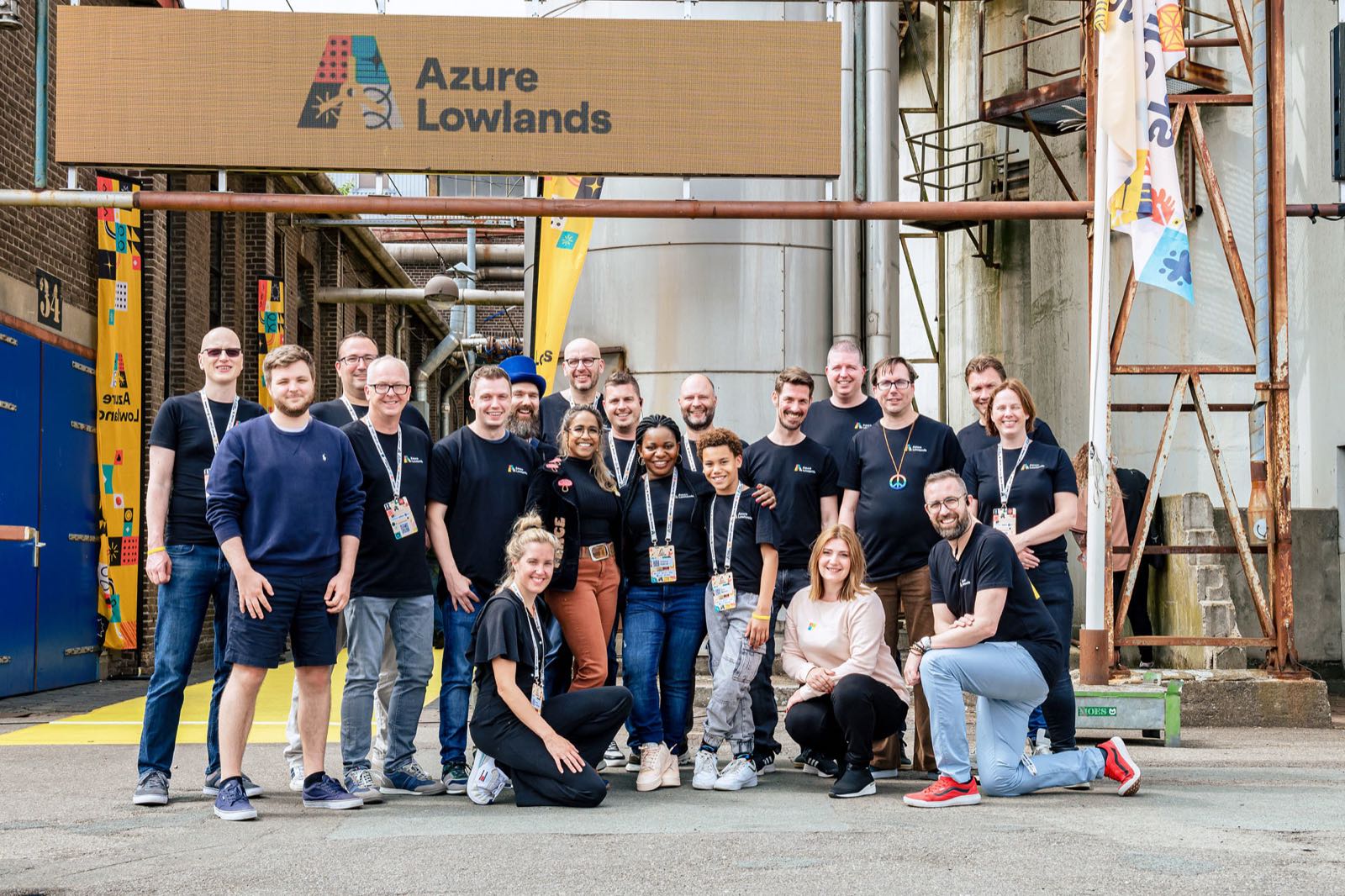 The Azure Lowlands organizer and volunteer crew gathered for a group photo under the event banner